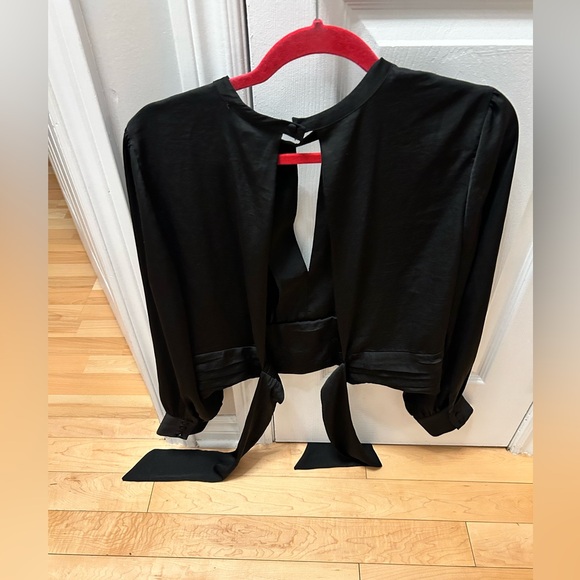 Dynamite blouse in size large. Bow to tie in the back. Semi crop top. - Picture 2 of 3